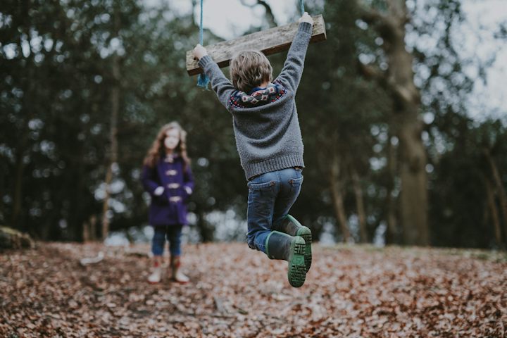 Enfants qui jouent dehors, ostéopathe enfant à Paris 19e