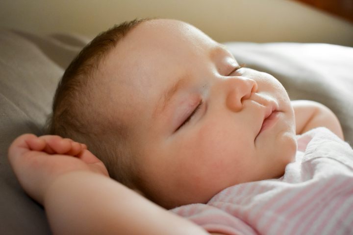 Bébé endormi, ostéopathie du nourrisson à Paris 19e